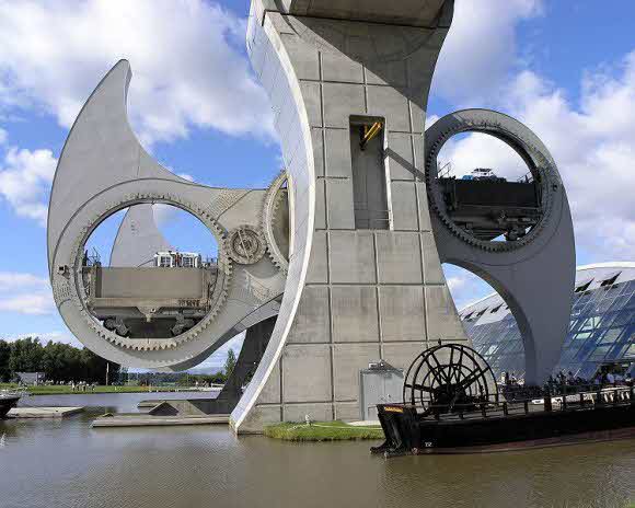 عجلة فالكيرك: آلة مدهشة لرفع القوارب في اسكتلندا falkirk wheel23 580x4641 عجلة فالكيرك: آلة مدهشة لرفع القوارب في اسكتلندا