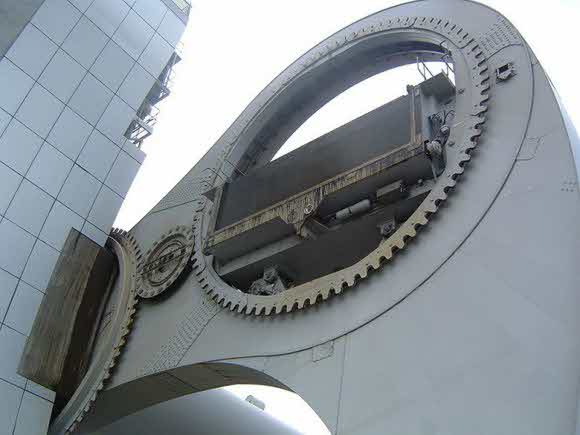 عجلة فالكيرك: آلة مدهشة لرفع القوارب في اسكتلندا falkirk wheel32 580x4351 عجلة فالكيرك: آلة مدهشة لرفع القوارب في اسكتلندا