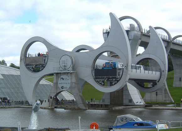 عجلة فالكيرك: آلة مدهشة لرفع القوارب في اسكتلندا falkirk wheel42 580x4191 عجلة فالكيرك: آلة مدهشة لرفع القوارب في اسكتلندا