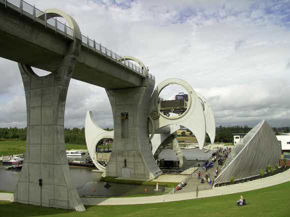 عجلة فالكيرك: آلة مدهشة لرفع القوارب في اسكتلندا falkirk wheel52 580x4351 عجلة فالكيرك: آلة مدهشة لرفع القوارب في اسكتلندا