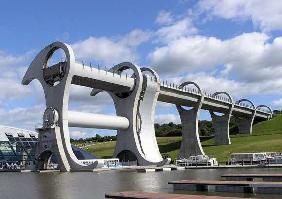 عجلة فالكيرك: آلة مدهشة لرفع القوارب في اسكتلندا falkirk wheel62 580x4111 عجلة فالكيرك: آلة مدهشة لرفع القوارب في اسكتلندا