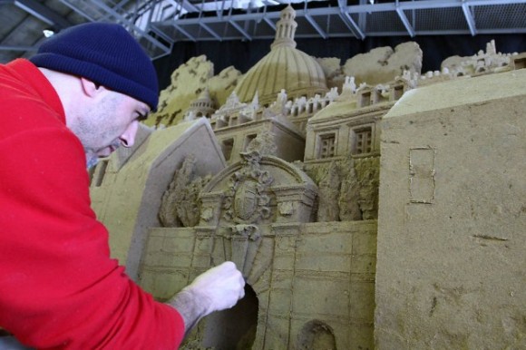 Sand-Sculptures-Exhibited-At-Tottori-Dune-008-580x3861