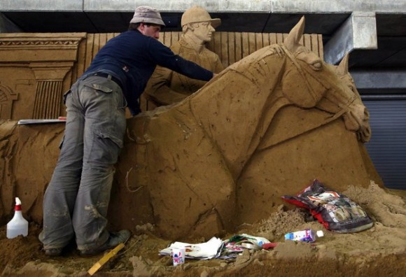 Sand-Sculptures-Exhibited-At-Tottori-Dune-012-580x3961